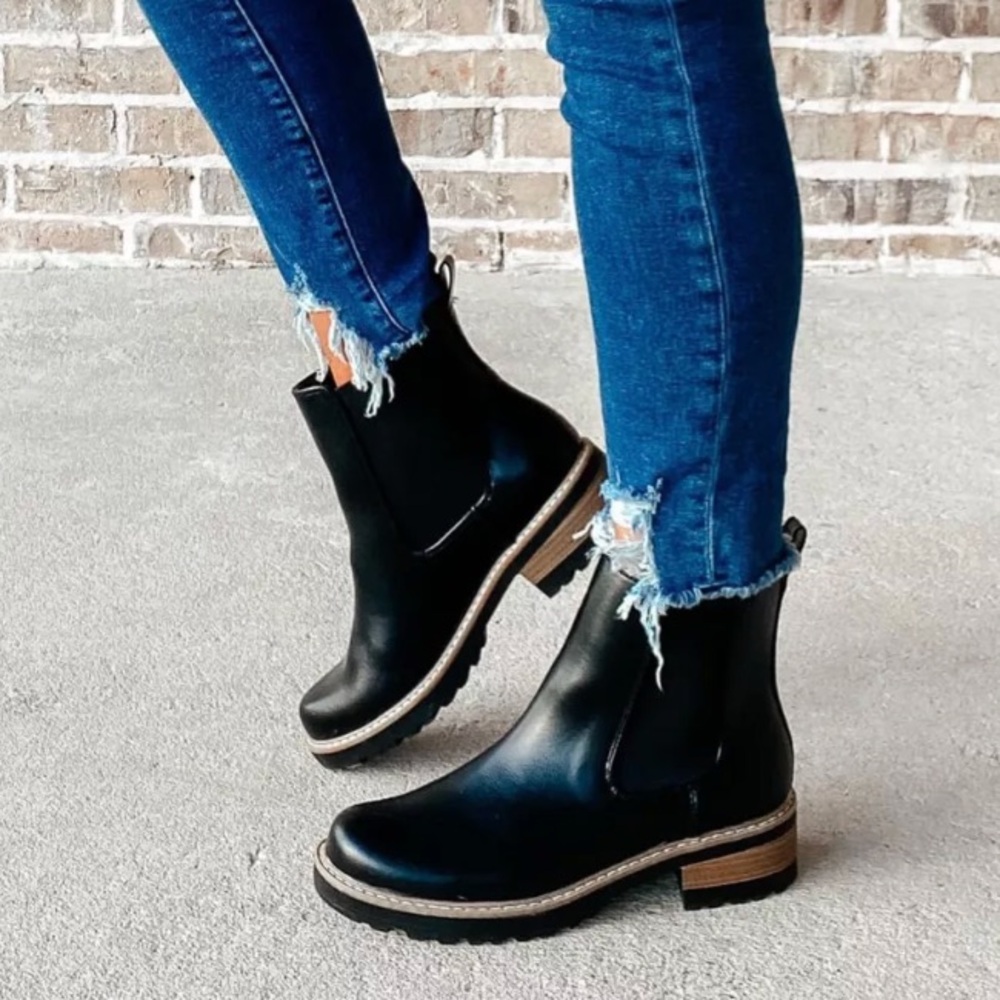 Universal Thread Women’s Celina Chelsea Boots